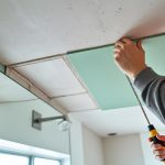 découvrez comment choisir le placo idéal pour votre plafond de salle de bain grâce à notre guide pratique, incluant les conseils sur les types de plaques, l'humidité et l'installation.